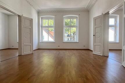 Büro- oder Praxisfläche mit 7-Zimmern, großer verglaster Loggia, Fußbodenheizung & Gäste-WC. zimmer