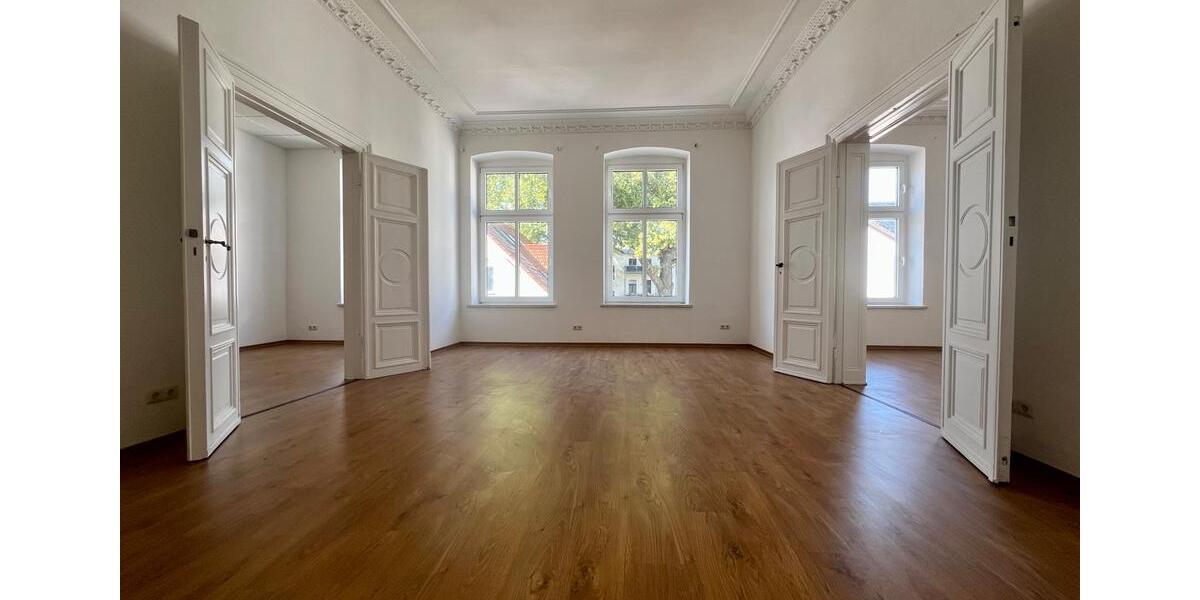 Büro- oder Praxisfläche mit 7-Zimmern, großer verglaster Loggia, Fußbodenheizung & Gäste-WC. zimmer