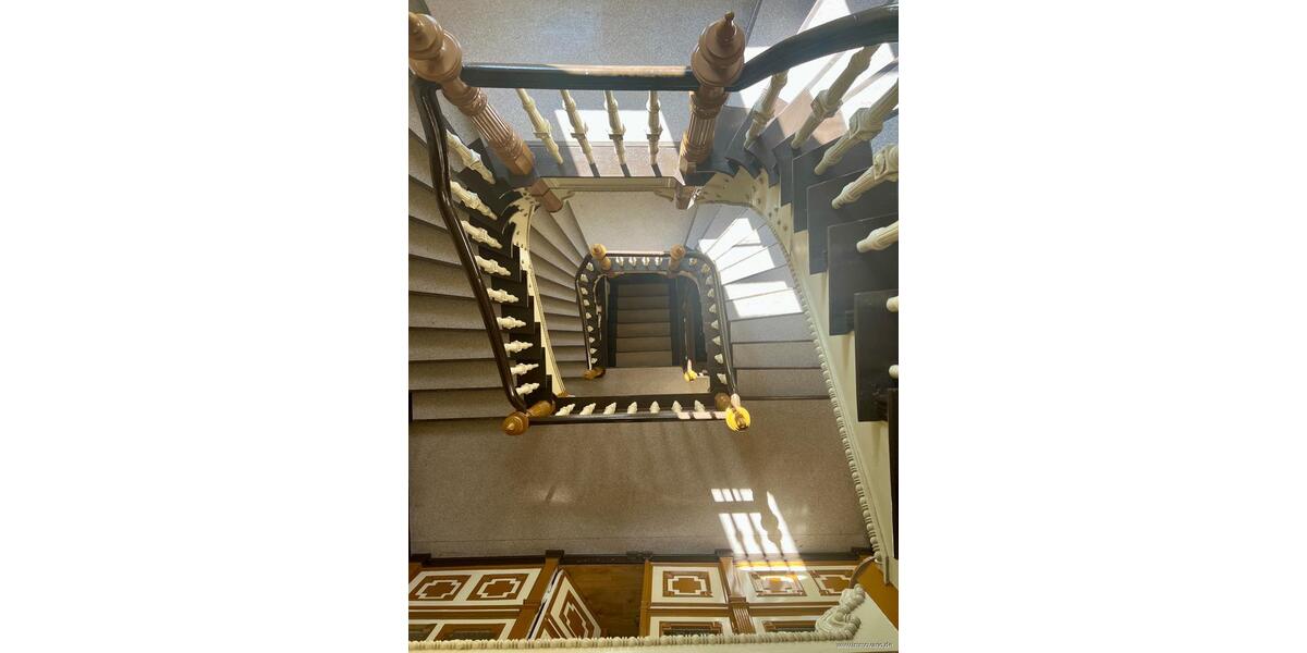 Büro- oder Praxisfläche mit 7-Zimmern, großer verglaster Loggia, Fußbodenheizung & Gäste-WC. zimmer