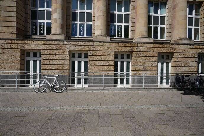 Ihre Laden- oder Bürofläche an der Otto -von Guericke-Str.! zimmer