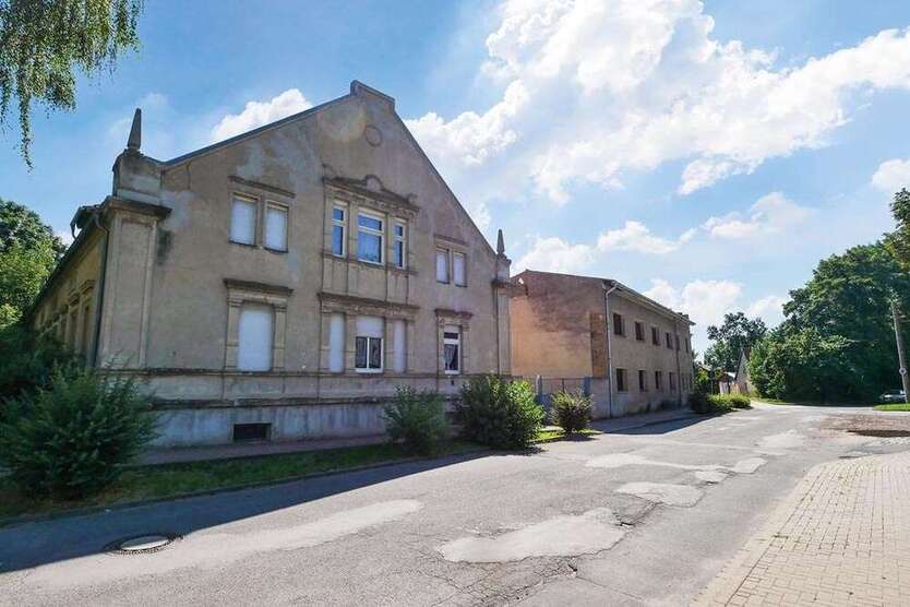 Haus zum Kaufen in Staßfurt OT Neundorf 29.500 € 280 m²