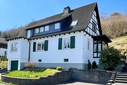Einfamilienhaus auf großzügigem Grundstück mit modernisierten Elementen