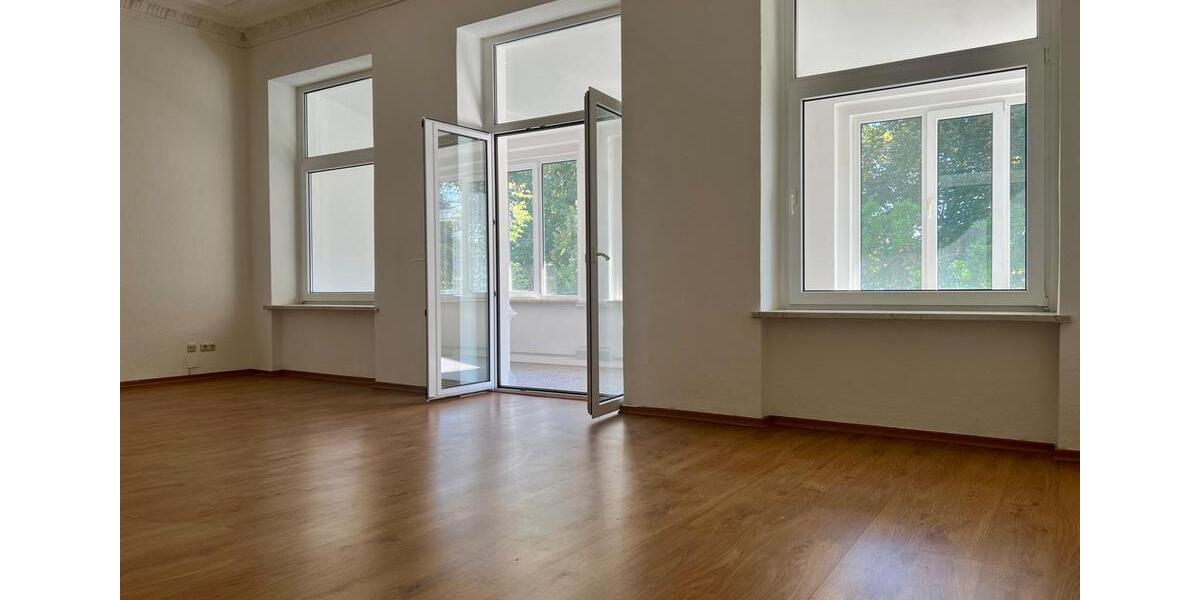 Büro- oder Praxisfläche mit 7-Zimmern, großer verglaster Loggia, Fußbodenheizung & Gäste-WC. zimmer