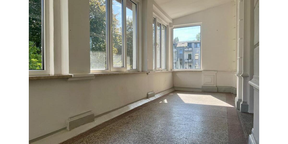 Büro- oder Praxisfläche mit 7-Zimmern, großer verglaster Loggia, Fußbodenheizung & Gäste-WC. zimmer