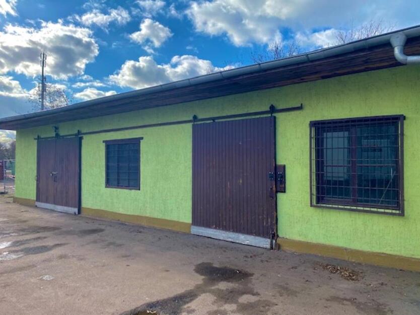 Große Halle zu vermieten, mitten in Stadtfeld auf geschlossenem Gelände. zimmer