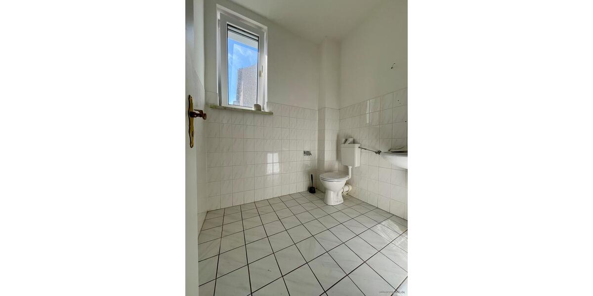 Büro- oder Praxisfläche mit 7-Zimmern, großer verglaster Loggia, Fußbodenheizung & Gäste-WC. zimmer