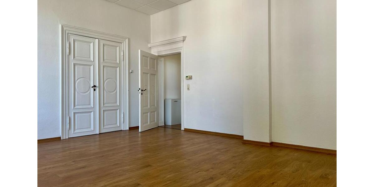 Büro- oder Praxisfläche mit 7-Zimmern, großer verglaster Loggia, Fußbodenheizung & Gäste-WC. zimmer