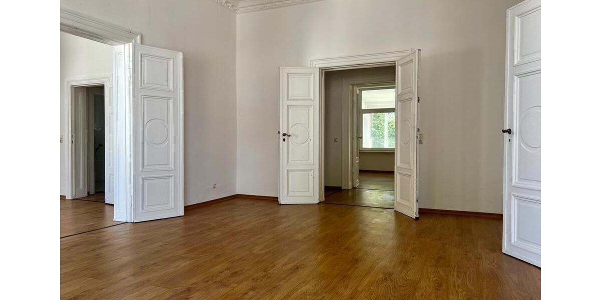Büro- oder Praxisfläche mit 7-Zimmern, großer verglaster Loggia, Fußbodenheizung & Gäste-WC. zimmer