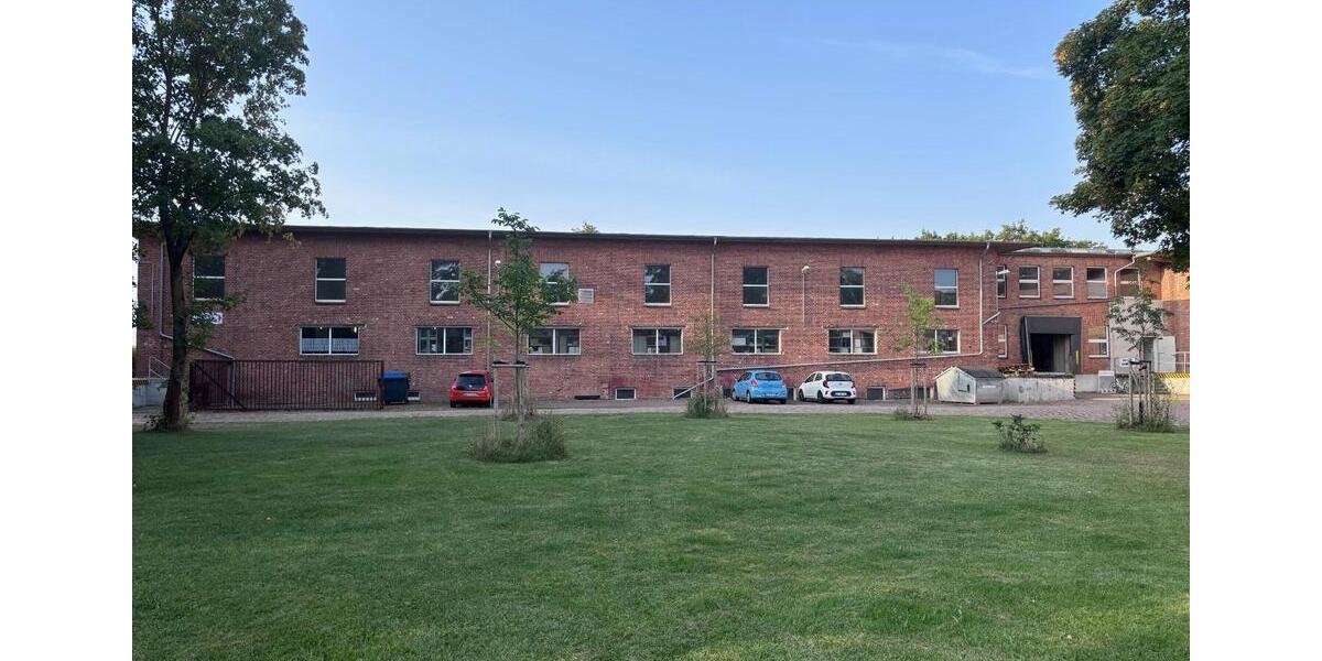 Lager Halle mit Büros, WCs, Parkplätze usw. nahe Magdeburg zimmer