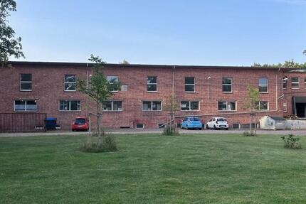 LagerHalle mit Büros, WCs, Parkplätze usw. nahe Magdeburg zimmer