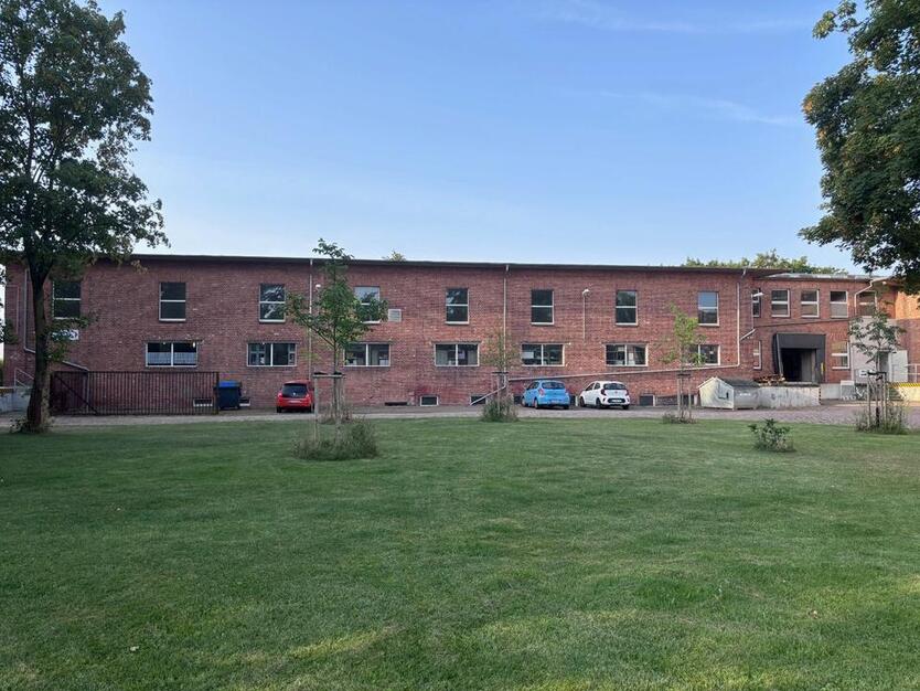 LagerHalle mit Büros, WCs, Parkplätze usw. nahe Magdeburg zimmer