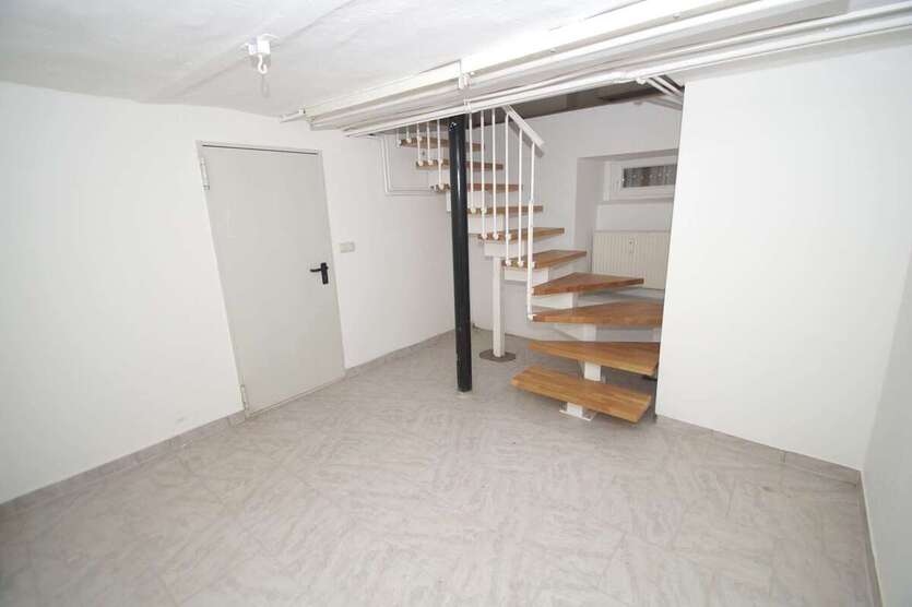 2-Zimmer-Wohnung im Hinterhaus mit viel zusätzlichem Platz im Untergeschoß 2 zimmer