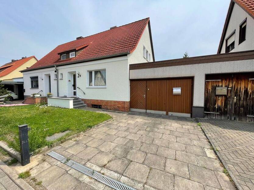 Doppelhaushälfte mit Garage und Vollkeller in MD Stadtfeld West