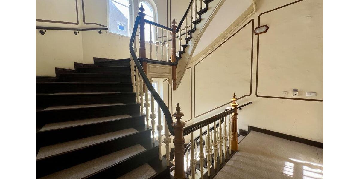 Büro- oder Praxisfläche mit 7-Zimmern, großer verglaster Loggia, Fußbodenheizung & Gäste-WC. zimmer