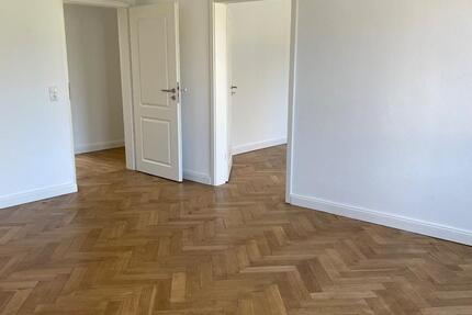 Hochwertig sanierte Bürofläche mit Parkett und Einbauküche zimmer