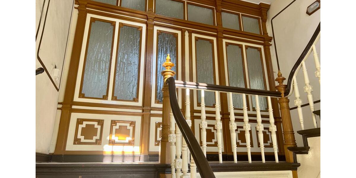 Büro- oder Praxisfläche mit 7-Zimmern, großer verglaster Loggia, Fußbodenheizung & Gäste-WC. zimmer