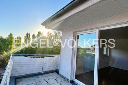 Charmante 3-Zimmer-Wohnung mit Balkon und Parkettboden in beliebter Lage von Stadtfeld Ost zimmer