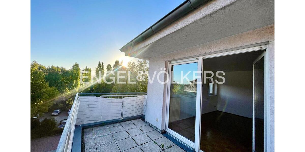 Charmante 3-Zimmer-Wohnung mit Balkon und Parkettboden in beliebter Lage von Stadtfeld Ost zimmer