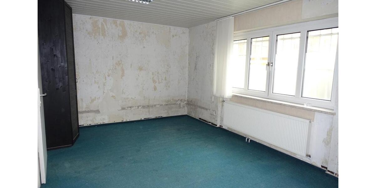 Renovierungsbedürftiges Kleinbüro zimmer
