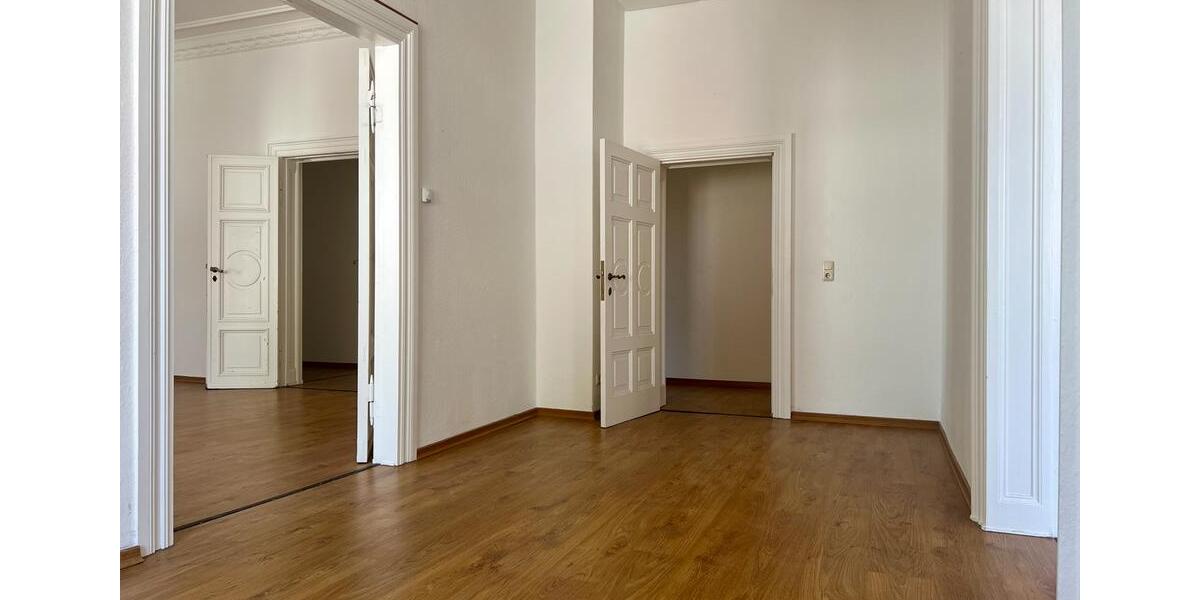 Büro- oder Praxisfläche mit 7-Zimmern, großer verglaster Loggia, Fußbodenheizung & Gäste-WC. zimmer