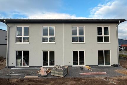 Neubau: Energieeffiziente Doppelhaushälfte mit Garten, Stellplätz 5 zimmer
