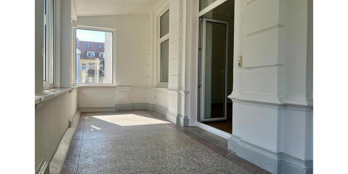 Büro- oder Praxisfläche mit 7-Zimmern, großer verglaster Loggia, Fußbodenheizung & Gäste-WC. zimmer